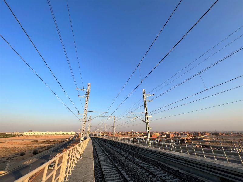 图为中铁五局施工完成的接触网路段