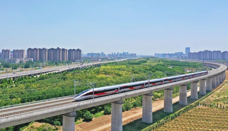 图为高铁列车驶出