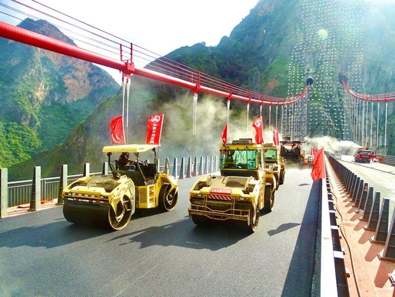 图为绿汁江特大桥路面施工 图为绿汁江特大桥路面施工