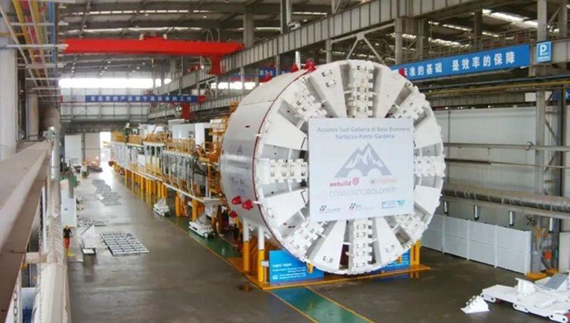 图为“中铁R303号”在天津下线