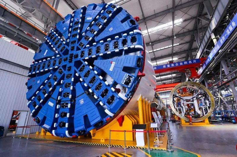 图为再制造盾构机“中铁R148号”在天津基地顺利下线