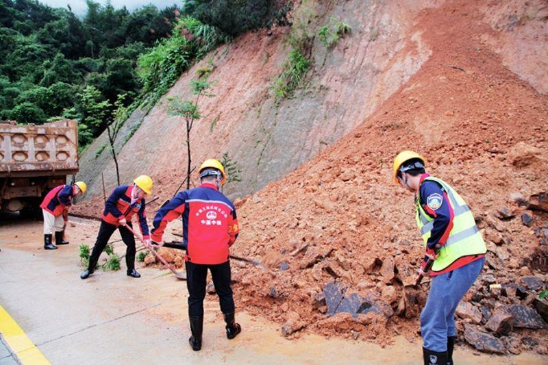 图为中铁五局机械化公司参与抢险 图为中铁五局机械化公司参与抢险