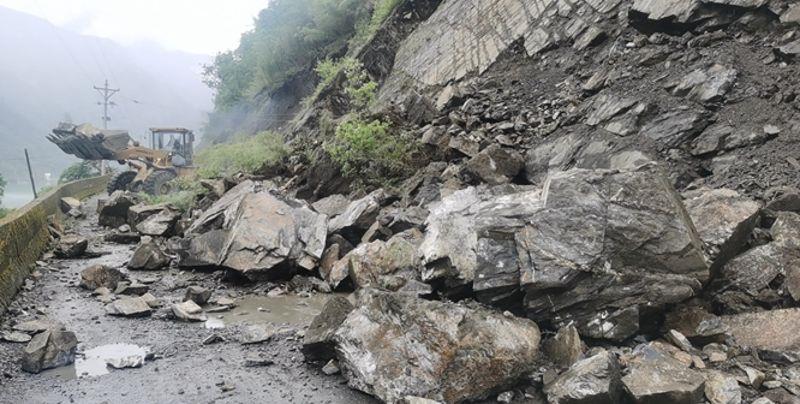 图为雪洼龙镇雪洼村麻窝组道路坍塌 图为雪洼龙镇雪洼村麻窝组道路坍塌