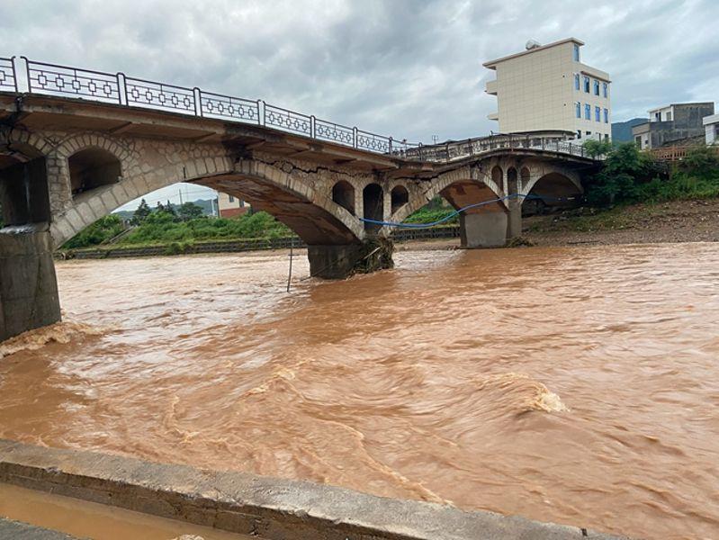 图为待拆除的老惠西桥 图为待拆除的老惠西桥