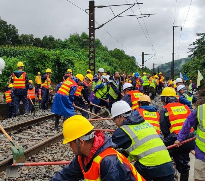 图为中铁北京局抢险黔桂线K139-K140段局部段 图为中铁北京局抢险黔桂线K139-K140段局部段