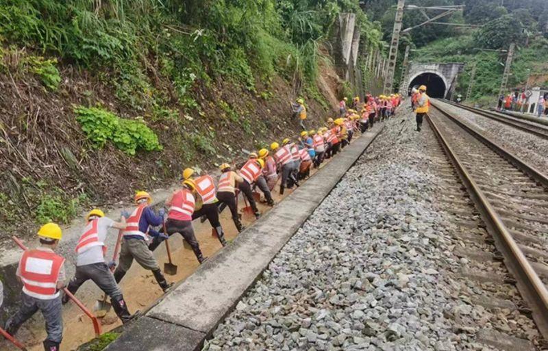 图为中铁二局抢险纳朝隧道路基边坡溜坍险情 图为中铁二局抢险纳朝隧道路基边坡溜坍险情