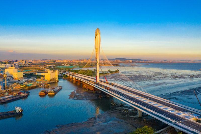 图为东莞滨海湾大桥