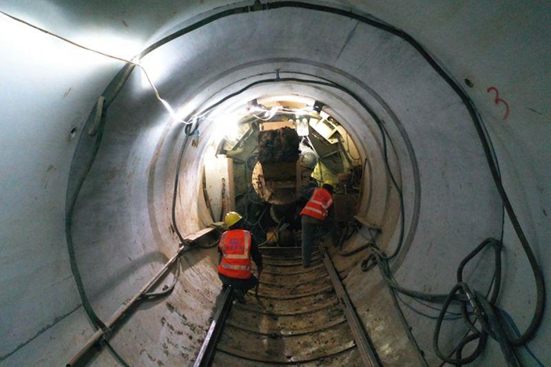 图为顶管施工现场