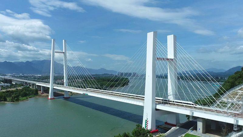 图为列车行驶在中铁大桥局承建的富春江大桥