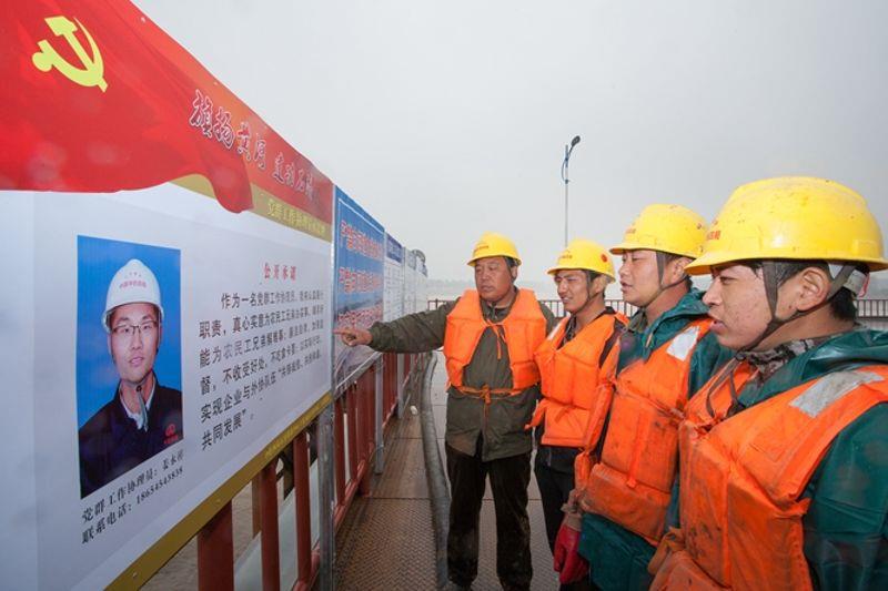 党群工作协理员“亮身份、亮承诺”