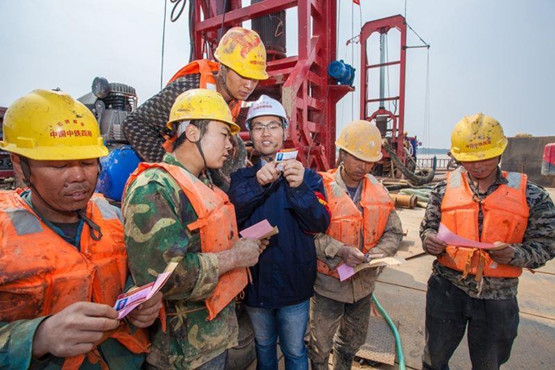 发放“党群工作协理员温情联系卡”