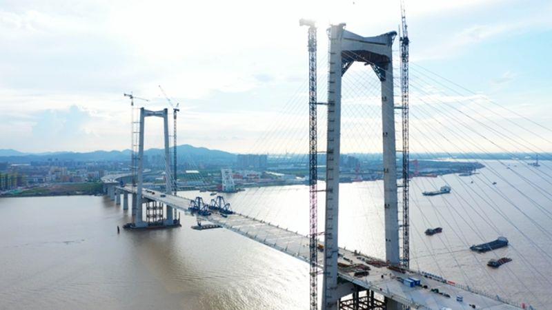 图为深中通道中山大桥合龙