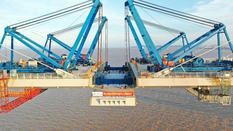 图为深中通道中山大桥合龙2