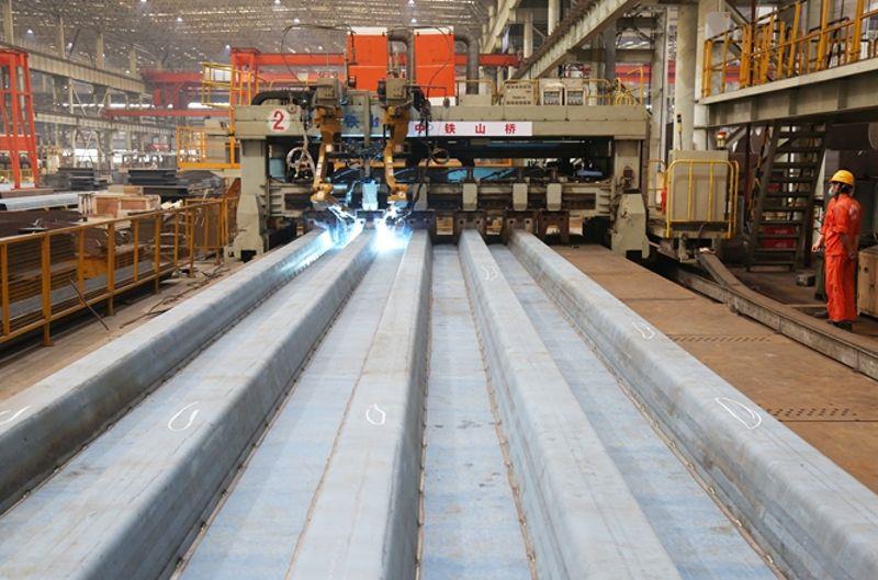 图为钢结构智能生产线