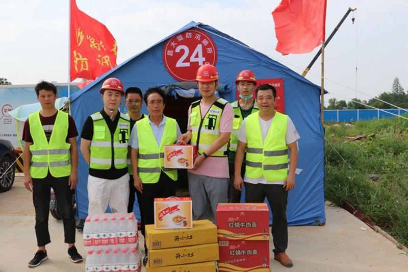 项目部为防汛人员搭建帐篷、送去物资