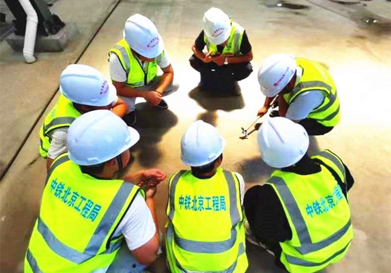 5.中铁北京局西十高铁项目部采取现场实地培训和课堂讲授形式，对新员工开展了入职安全教育培训，传授安全知识，提升安全意识