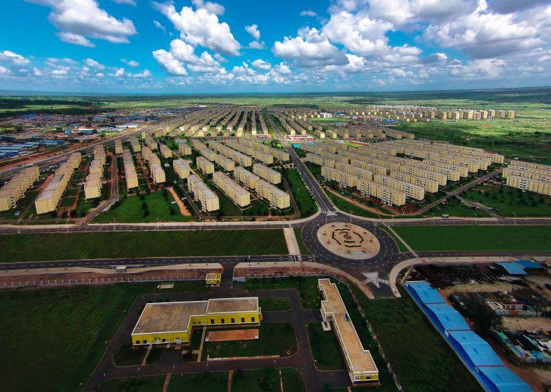 图为中国中铁四局承建的安哥拉社会住房项目