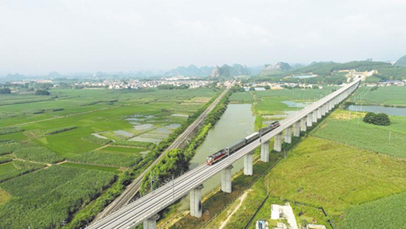 图为试验列车行驶在南崇高铁线路上（麻正宁摄）