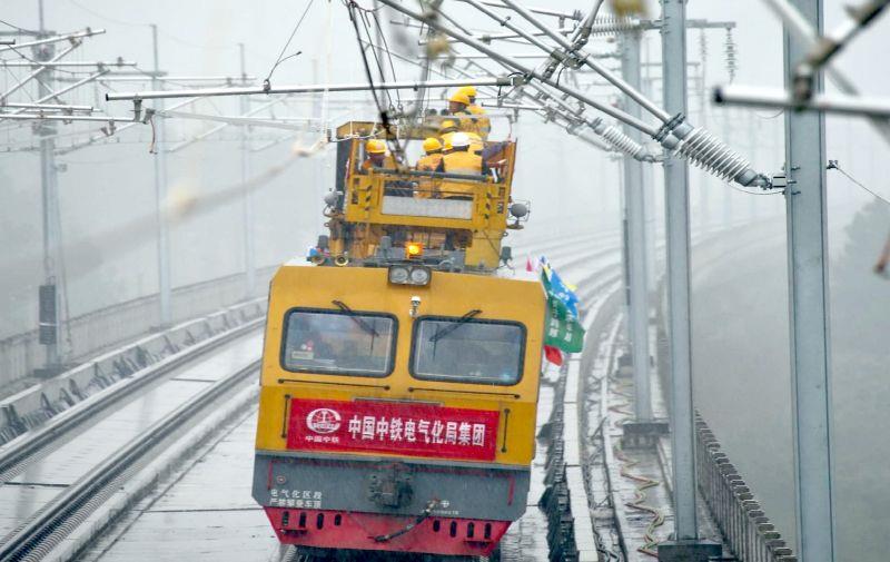 接触网导线架设（李培养摄）