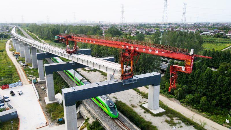 列车通过上跨架梁位置