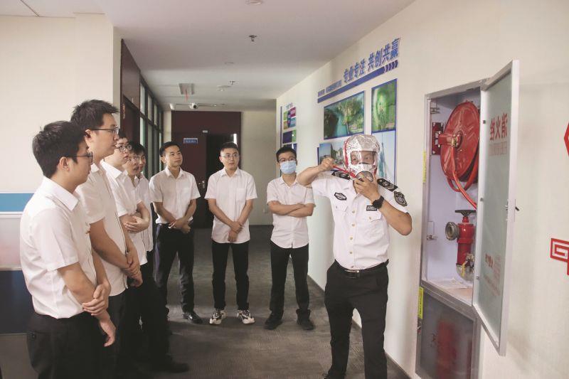 授课老师为大家讲解了办公场所内常用消防设施的使用方法，并演示了防毒面具的正确佩戴方式，作者：李庆康_副本