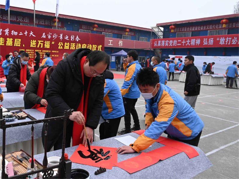 成都市书协老师为中铁八局一线建设者送“文化年货”_副本 成都市书协老师为中铁八局一线建设者送“文化年货”_副本