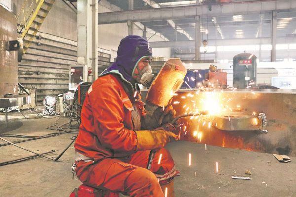 刘武在焊接疲劳法兰吊耳。