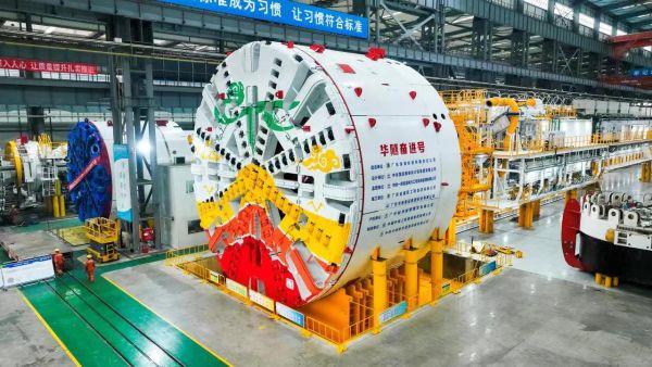 “华隧奋进号”侧面