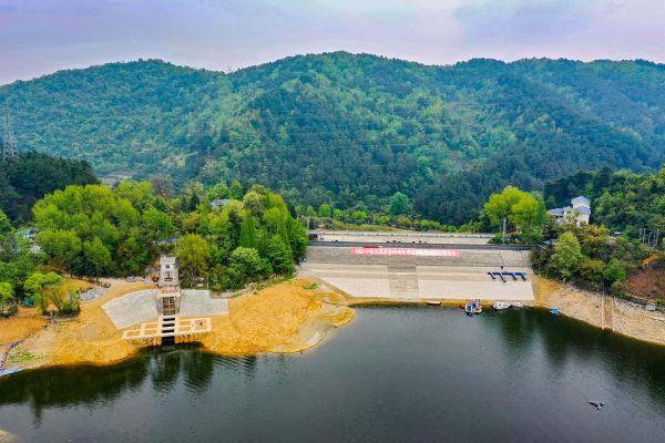 8.4月11日,中铁五局承建的贵阳市阿哈水库应急除险加固工程顺利完工。该水库位于贵阳市花溪区金竹镇竹林村,是一座中型水库,总库容6684.8万立方米,始建于1958年,本次加固是对“老水库”进行的修复升级。_副本 8.4月11日,中铁五局承建的贵阳市阿哈水库应急除险加固工程顺利完工。该水库位于贵阳市花溪区金竹镇竹林村,是一座中型水库,总库容6684.8万立方米,始建于1958年,本次加固是对“老水库”进行的修复升级。_副本