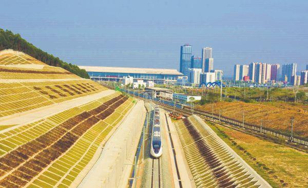 动车通过改建柳南客专上行线。吴晓彭 摄(1)