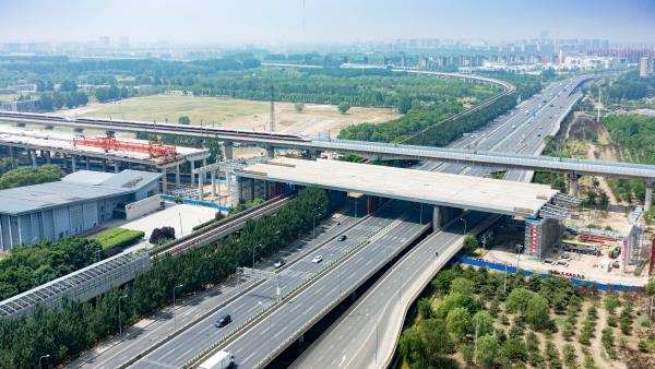 京雄高速成功上跨地铁房山线、京良路——中铁六局北京铁建公司 京雄高速成功上跨地铁房山线、京良路——中铁六局北京铁建公司