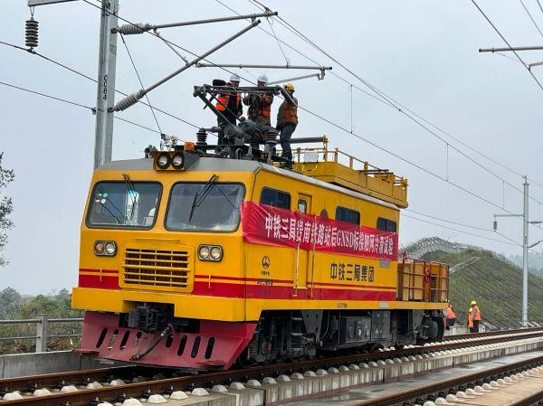 冷滑试验检查受电弓