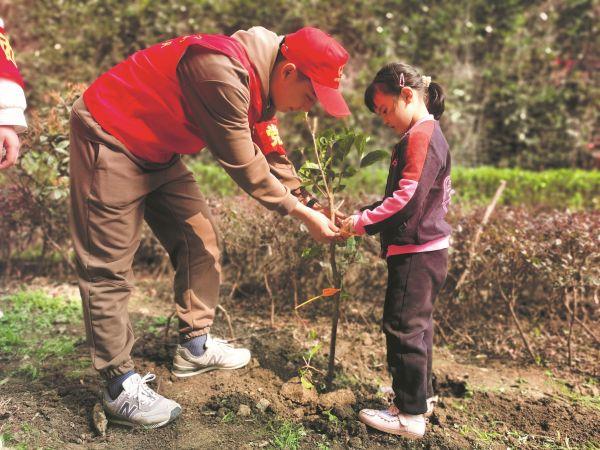 中铁八局三公司太金线一工区开展“植树添绿，扮亮家园”植树节活动