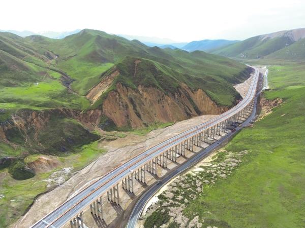 图为青海扁门高速公路（峨堡至盘坡段）