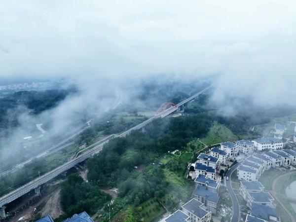 龙龙高铁福建段全线铺轨贯通1