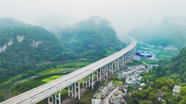 6.图为宜威高速刘家坝特大桥，位于珙县洛亥镇风洞村，横跨洛亥河，全长1.6千米，为双向四车道。（摄影中铁十局宜威5标贾金阳）