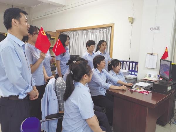 基层党支部收看党的二十大开幕会
