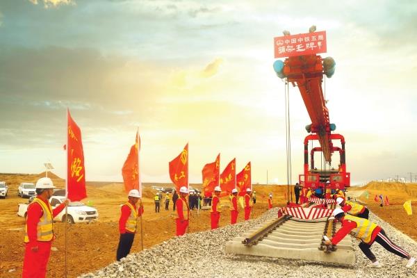 柳红铁路首节轨排铺设在道床上_副本