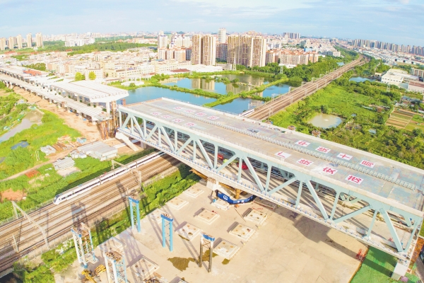 转体后的莞番高速上跨广深铁路主桥1_副本