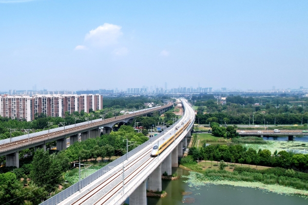 试验列车驶过跨东山枢纽特大桥_副本