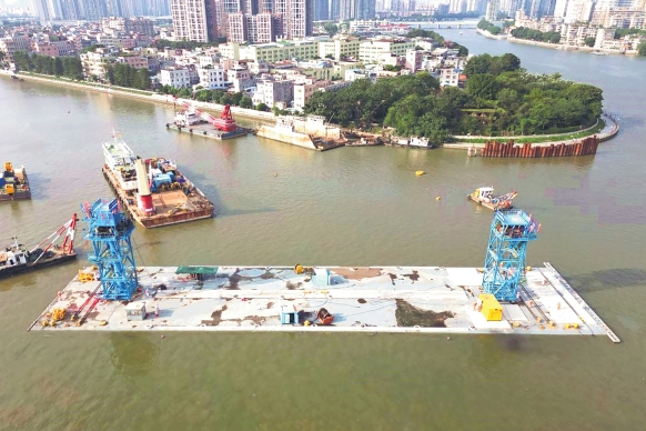 沉管段E4+E3-2管节在珠江河道上浮运2_副本