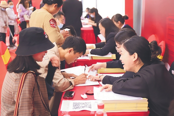 10月初，工作人员引导业主办理住宅交付手续。（双方角度2）_副本