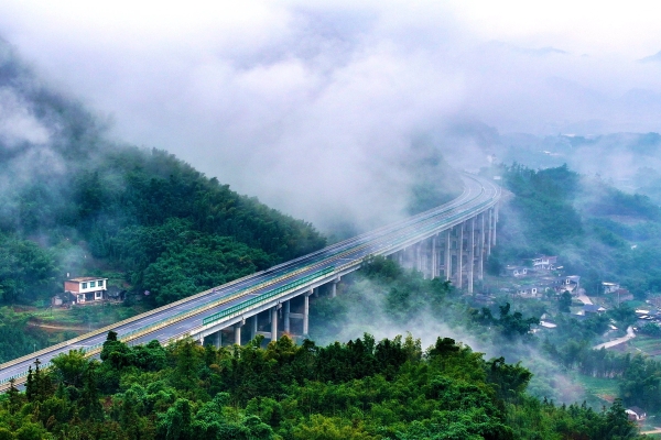 宜威高速公路和谐寺大桥_副本