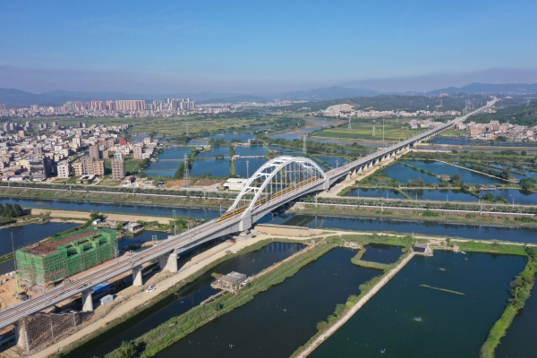 汕汕高铁检测车经过汕汕高铁雷岭河特大桥160m连续梁拱_副本