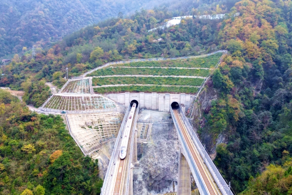 列车驶过川青铁路跃龙门隧道_副本 列车驶过川青铁路跃龙门隧道_副本