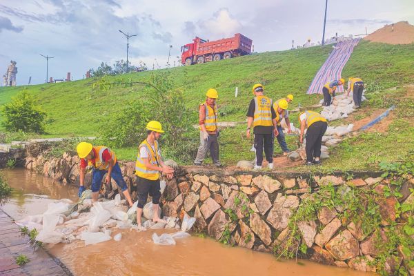 2使用沙袋封堵涌水点