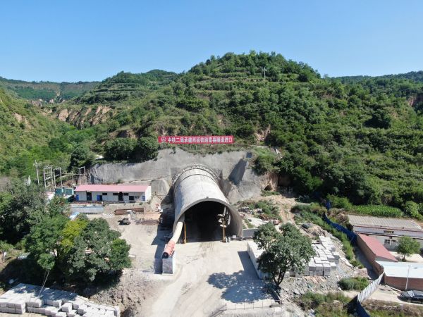 中铁二局承建西延铁路富县隧道进口