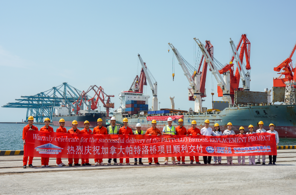 中铁山桥建设者在发运前合影留念