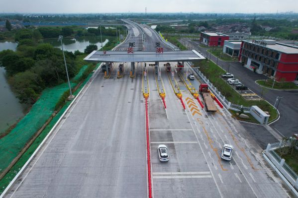 车辆驶入湖杭高速公路菱湖收费站