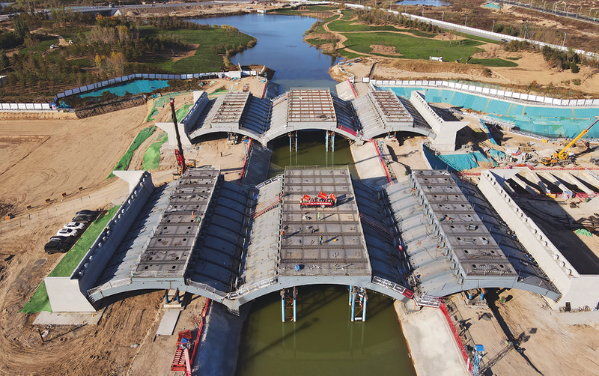 10月27日，中铁五局承建的雄忻高铁项目14号水系桥钢箱梁合龙，为下一阶段空心板梁架设创造了有利条件。14号水系桥为分离式桥梁，长101.8米，单幅宽41米，共计3跨，为梁拱组合体系桥。 张雅俐 摄